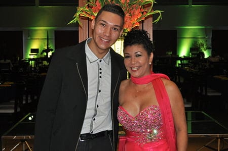 Deputada estadual eleita Eliane Sinhasique, Destaque do Ano, com o filho João Romário