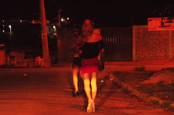 Travestis são flagradas fazendo programa próximo à Rua Rio Grande do Sul; cena é comum em algumas ruas de  Rio Branco