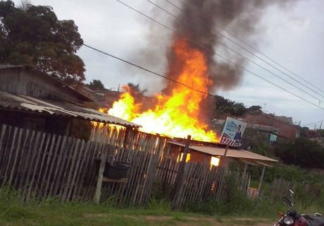 Incêndio destrói casa de servidora pública 1 Incêndio destrói casa de servidora pública