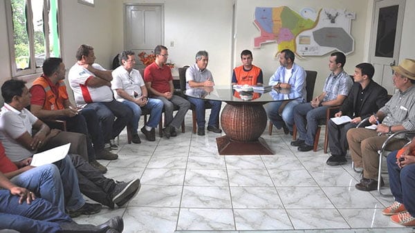 Senador em reunião com técnicos e o prefeito ontem