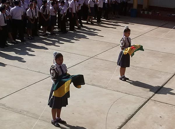 Durante a visita a escolas do Peru, brasileiros foram homenageados por alunos