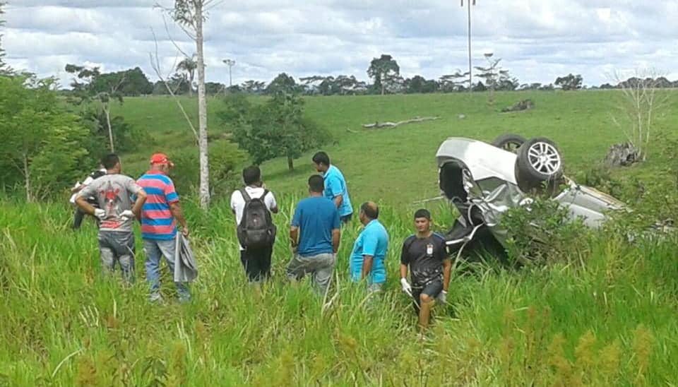 Um acidente com duas vítimas fatais aconteceu por volta das 12h de sexta-feira, 28, no km 8 da BR-364, que liga Rio Branco a Sena Madureira. De acordo com um servidor do Hospital João Câncio Fernandes, três pessoas viajavam em um carro. Um acidente (cujos motivos não foram ainda esclarecidos) fez o veículo cair em uma ribanceira. João Vaz Pereira, mais conhecido como ‘João Gaguim’, morreu na hora. Já seu filho, Rainer Weiner Pereira de Souza, 19 anos, teve escoriações leves. O comerciante Expedito Marreiro, que saiu bastante ferido do acidente, morreu cerca de uma hora após ter chegado ao hospital de Sena. O corpo de João Vaz Pereira, segundo pessoas que estavam presentes no local, estaria estendido no local do acidente esperando a chegada do IML. (Agência ContilNet Notícias) 