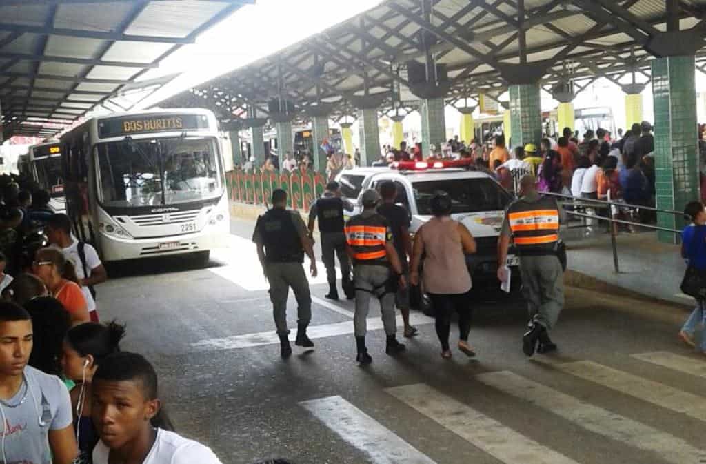 Mulher crava faca em amante do marido ao flagrá-los juntos 1