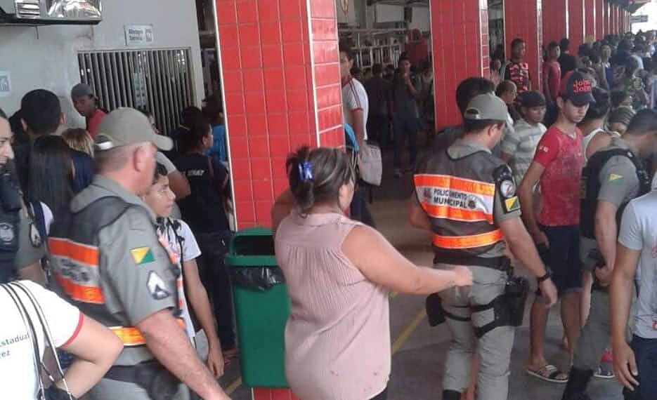 Mulher crava faca em amante do marido ao flagrá-los juntos