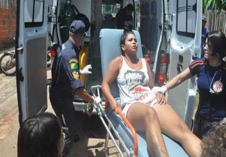 Mulher fica gravemente ferida com golpes de faca após briga com outra mulher