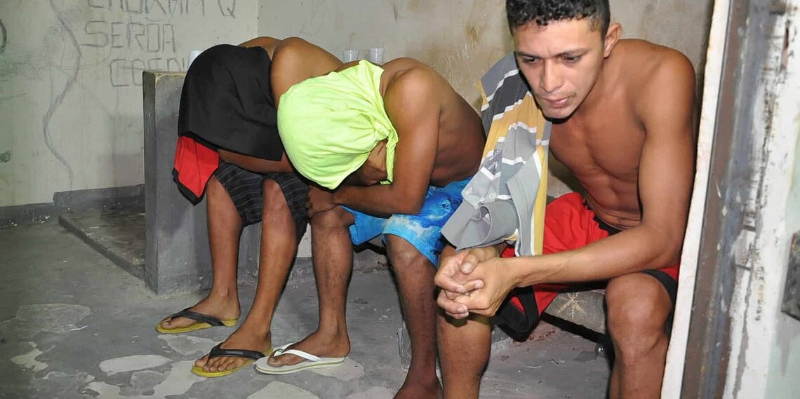 Polícia prende três homens acusados de furtar armas e incendiar casa de vítima