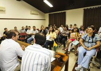 Governador Tião Viana com profissionais de saúde: meta é ampliar leitos no Estado