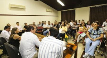 Governador Tião Viana com profissionais de saúde: meta é ampliar leitos no Estado