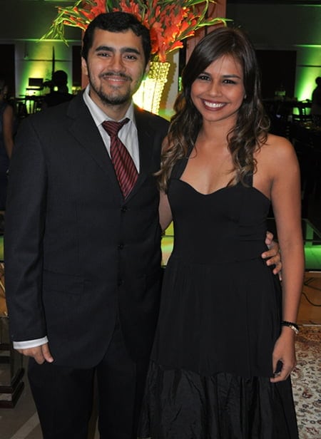 Tiago Martinello e a esposa  Brenna Amâncio receberam o prêmio pelo Jornal A Gazeta