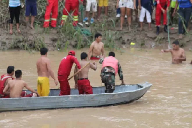 Socorristas dos bombeiros fazem buscas no local