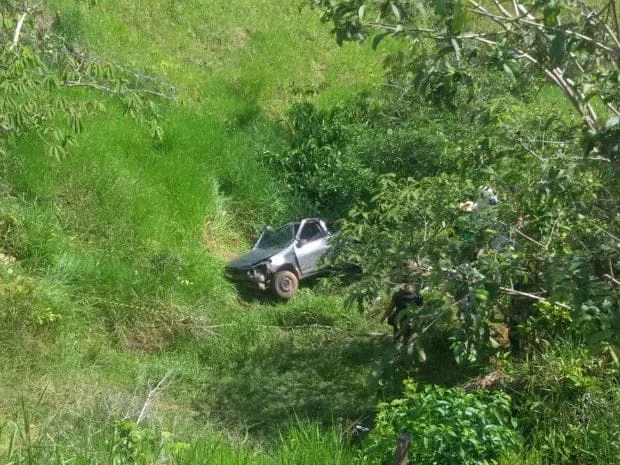 Veículo caiu de altura de aproximadamente 18 metros