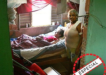 Dona Maria da Cunha cuida de Rosângela há três anos, como se fosse sua filha