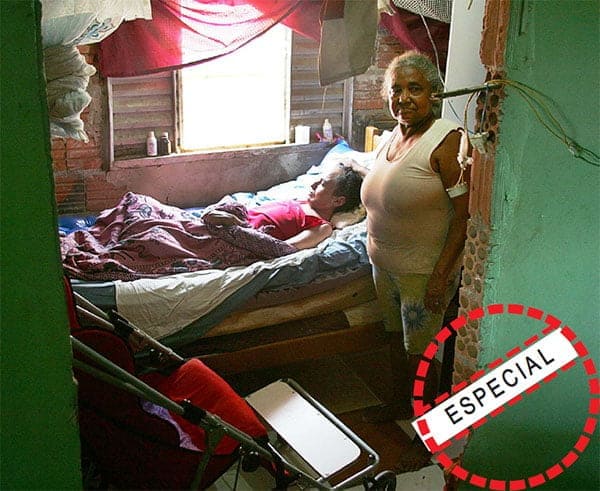 Vítima de tortura ganha em qualidade de vida após intervenção do MPE 1 Dona Maria da Cunha cuida de Rosângela há três anos, como se fosse sua filha