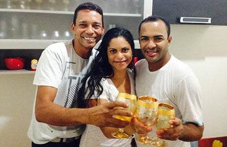 25 anos de colunismo social 2 Jornalista Neide Santos foi a grande aniversariante de ontem. Recebeu os amigos no camarote do Emporium Pub para brindar sua idade nova. Na foto com Luiz Theodoro e Rizomar Araújo. Parabéns, querida!