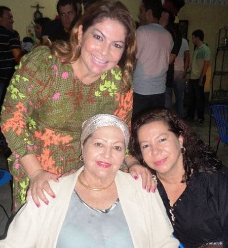 25 anos de colunismo social 3 Colunista Roberta Lima ganha festa hoje por conta de seu aniversário na maison do conjunto Ipê. Na foto com a mãe Bete e a Irma Soraia Lima. Parabéns!