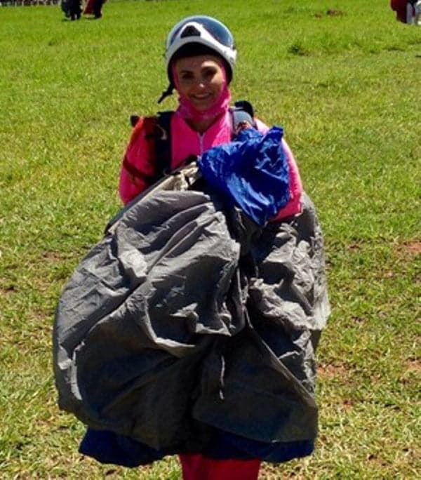 Wiviann Vieira após salto que bateu recordes no paraquedismo