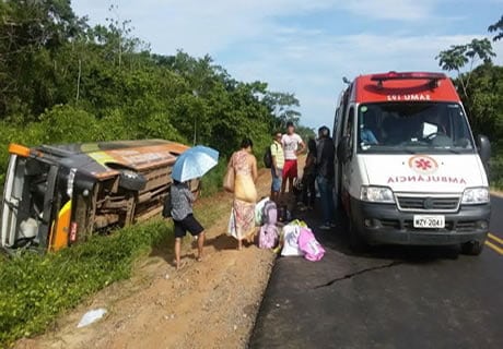 Ônibus cai em barranco ao tentar desviar de caminhão na Estrada de Sena 2
