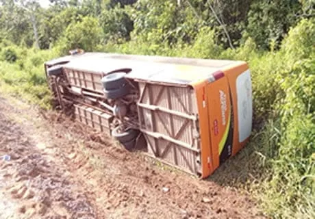 Ônibus cai em barranco ao tentar desviar de caminhão na Estrada de Sena