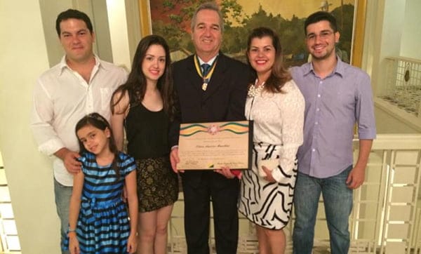 No dia 30, segunda-feira, Edson Manchini foi agraciado com a honrosa Comenda da Ordem da Estrela do Acre pelo nosso governador Tião Viana. Na foto, Manchini com a família.
