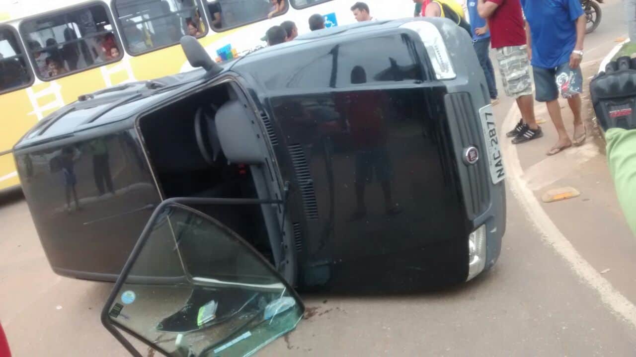Acidente deixa dois feridos na Avenida Antônio da Rocha Viana