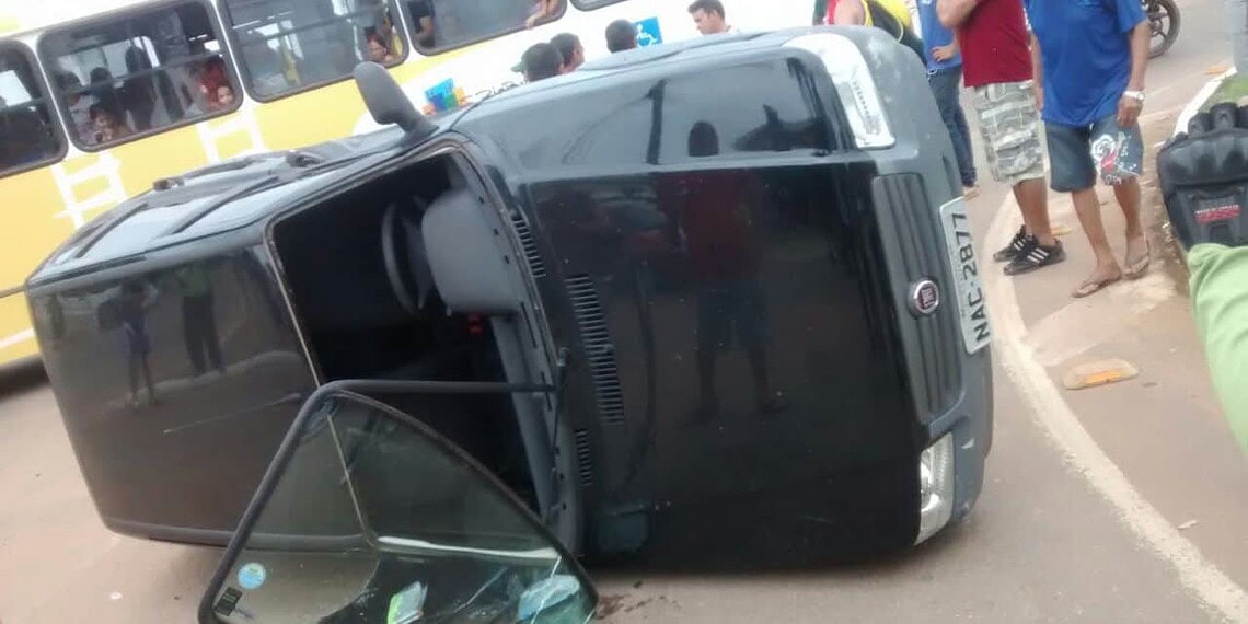 Acidente deixa dois feridos na Avenida Antônio da Rocha Viana