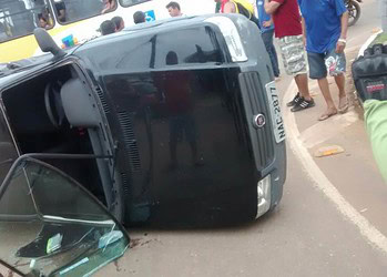 Acidente deixa dois feridos na Avenida Antônio da Rocha Viana