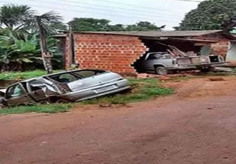 Caminhonete tenta furar barreira policial e se bate contra casa 1 Caminhonete tenta furar barreira policial e se bate contra casa