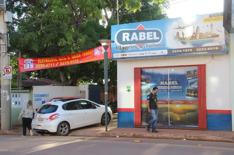 Dupla armada assalta agência de viagens no bairro Bosque