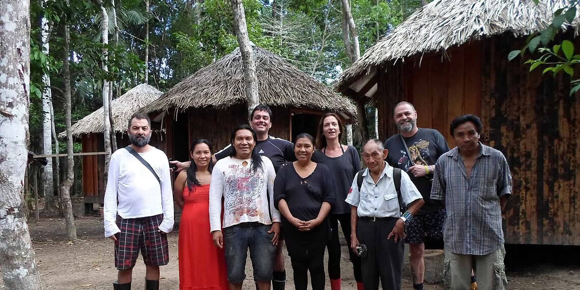 Estilista, diretor e assessora da grife conheceram aldeia