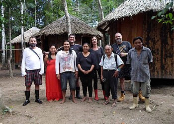 Estilista, diretor e assessora da grife conheceram aldeia