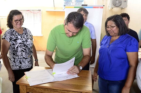 Prefeito assina convênios com associações da Cades