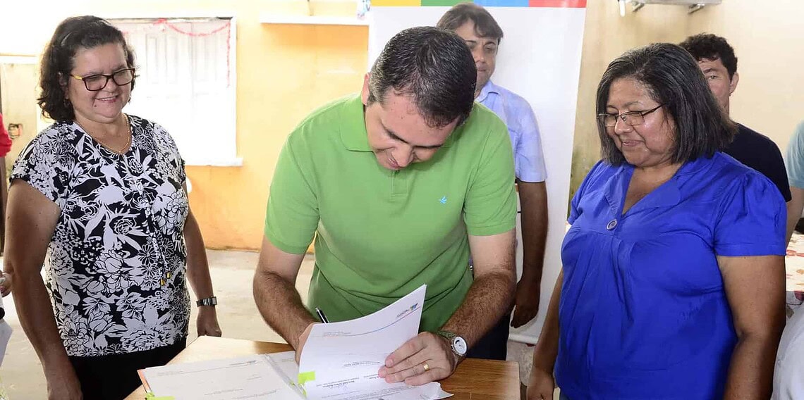 Prefeito assina convênios com associações da Cades