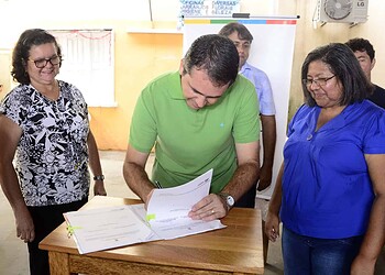 Prefeito assina convênios com associações da Cades