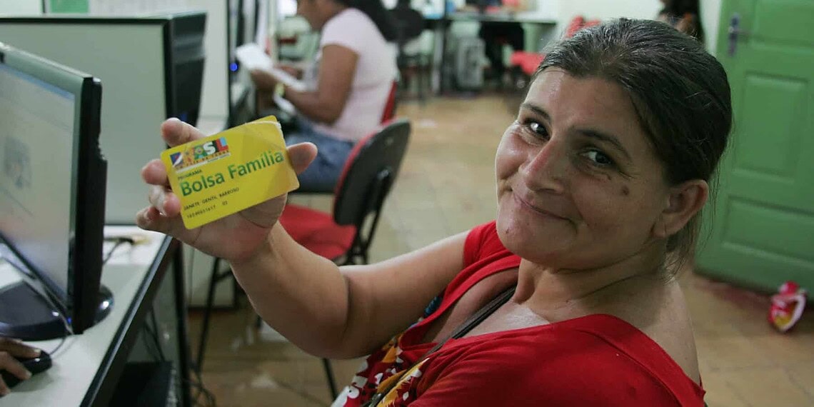 Quase 40% das famílias ainda precisam atualizar cadastro