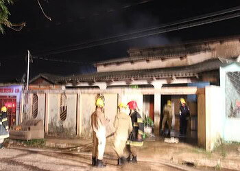Casa pega fogo no Bairro Adalberto Sena