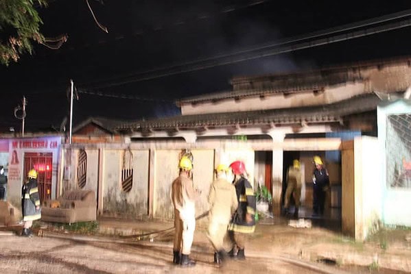 Casa pega fogo no Bairro Adalberto Sena