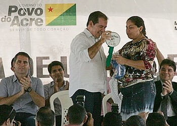 Senador Jorge Viana e prefeito Marcus Alexandre acompanharam a entrega de chaves feita pelo governador