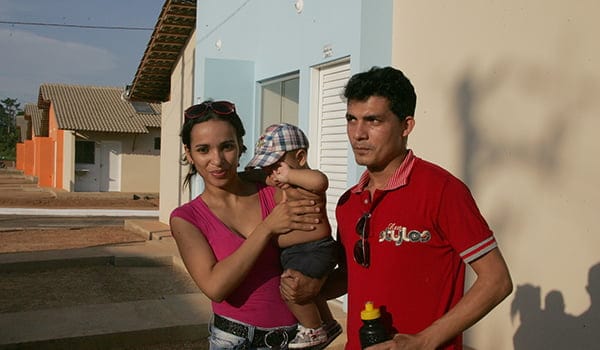 Mais de 770 famílias carentes vão passar o Natal de casa nova no Acre 2 Dieila Souza com o filho de 7 meses e o esposo, Elijames; família trocou o Beco Beira Rio por residência novinha