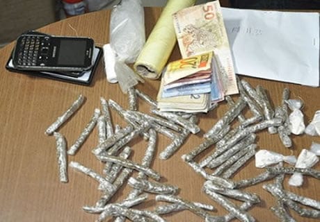 Dois homens no semi-aberto são presos por tráfico de entorpecentes