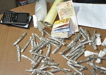 Dois homens no semi-aberto são presos por tráfico de entorpecentes