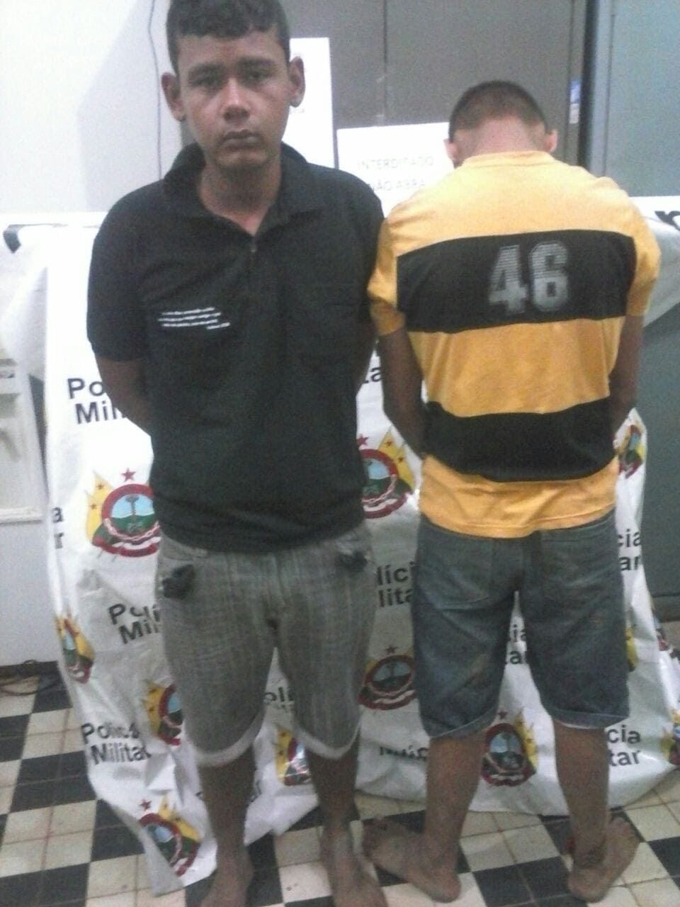 Dupla é presa acusada de arrombar e roubar pertences de escola 1 Dupla é presa acusada de arrombar e roubar pertences de escola 2