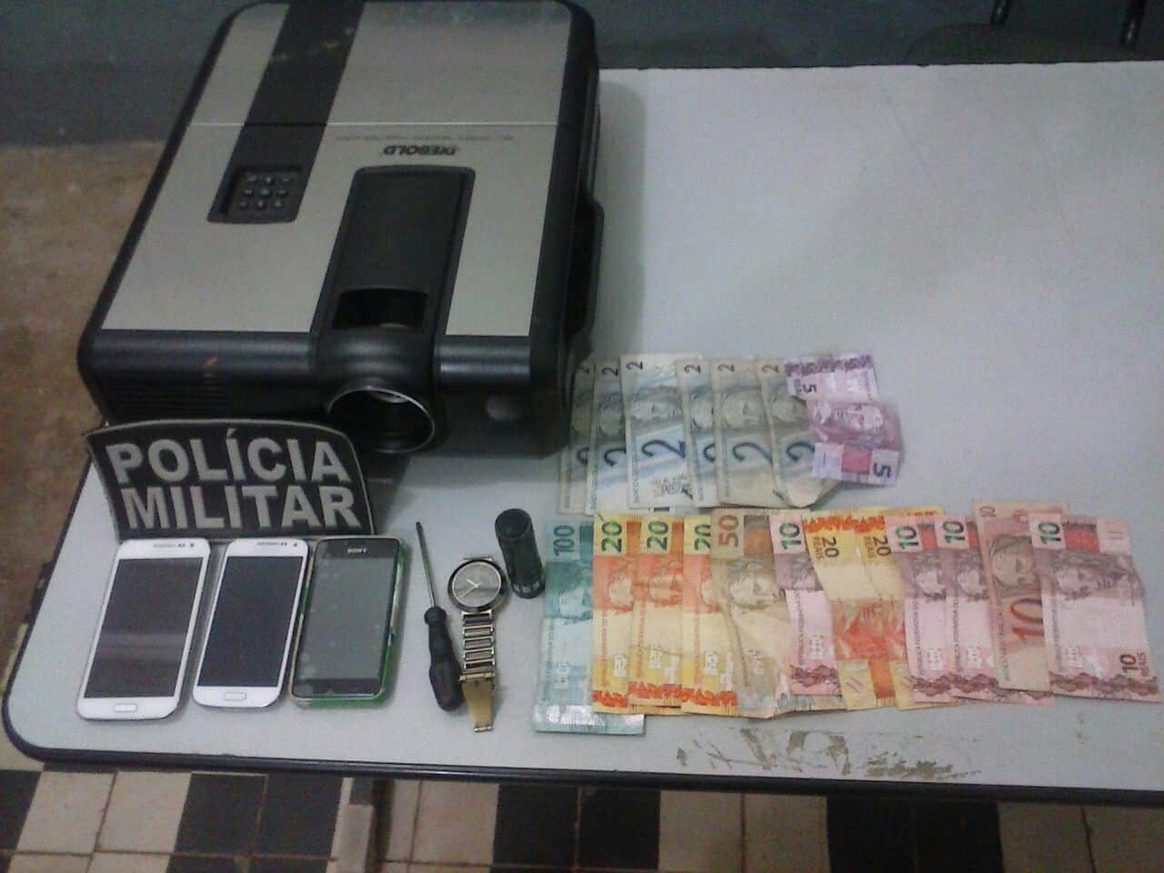 Dupla é presa acusada de arrombar e roubar pertences de escola 2 Dupla é presa acusada de arrombar e roubar pertences de escola