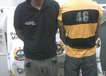 Dupla é presa acusada de arrombar e roubar pertences de escola