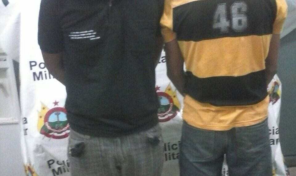 Dupla é presa acusada de arrombar e roubar pertences de escola