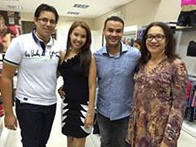 Empresário Eduardo Brito, ladeado por sua mãe Rosa, a irmã Ednéia e o cunhado Leandro, durante coquetel de inauguração da World Fitness. 