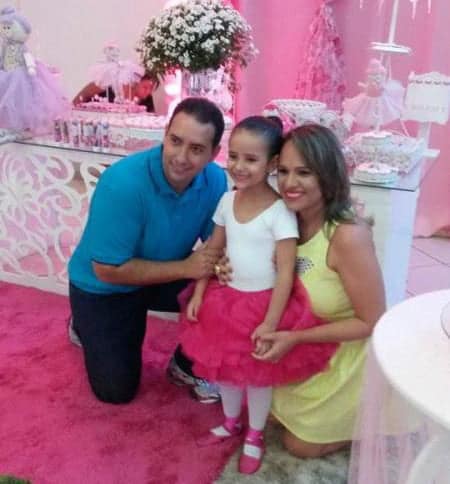 A pequena Ana Karolina ganhou dos pais Leonardo e Simone Brito festa temática, na última sexta, 12, no Buffet Chocolate. Na foto, a pequena Ana ao lado dos pais. Vivas!