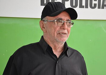 Bandidos invadem fazenda e um deles dá um tiro no próprio braço