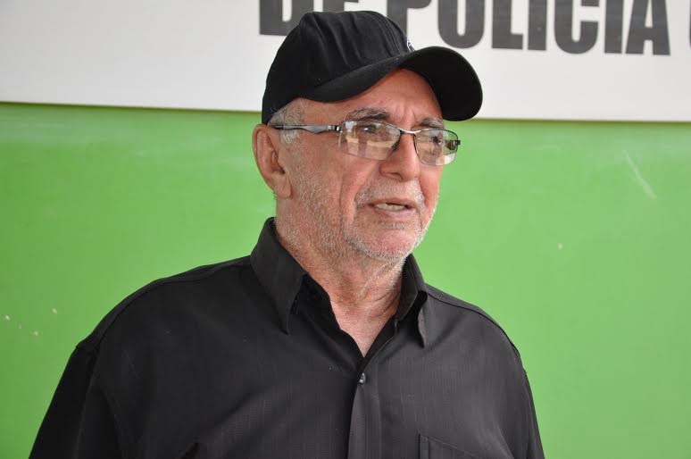 Bandidos invadem fazenda e um deles dá um tiro no próprio braço