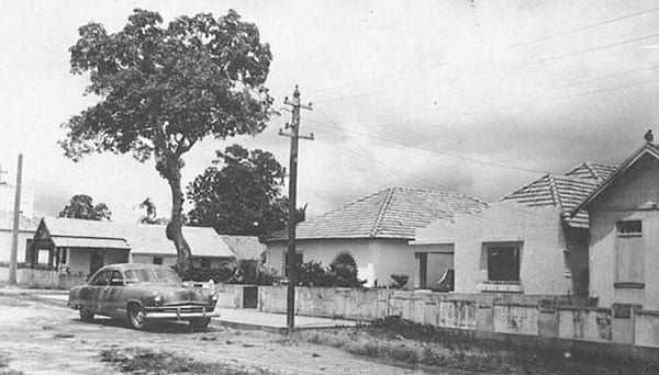Rua Rui Barbosa: foto tirada na altura da casa que fica na esquina do Mira Shopping. Observe que a residência com moldura imitando ‘tijolinhos’ na varanda e janela da frente ainda existe, ao lado ficava o antigo Hotel Chuí