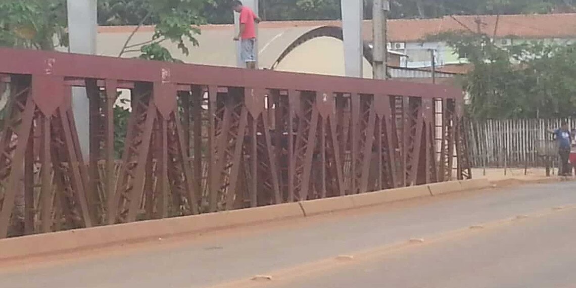 Homem tenta se jogar da ponte do Igarapé São Francisco e acaba preso